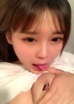 黑色道具JJ抽插自慰高潮喷水